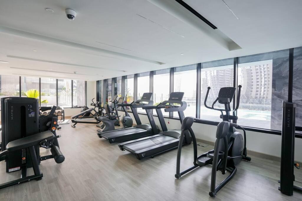 Cozy Studio With Burj Views Pool Gym Central Apartment Dubai Exterior photo